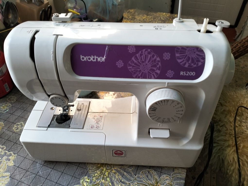 Продам швейную машинку Brother RS 200