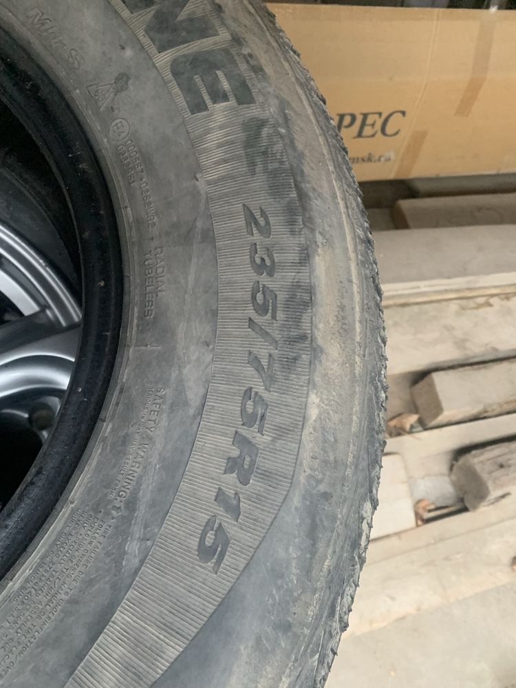 Срочно шины всесезонки 215/70/15 одна, 235/75/15 две в хорошем состоян