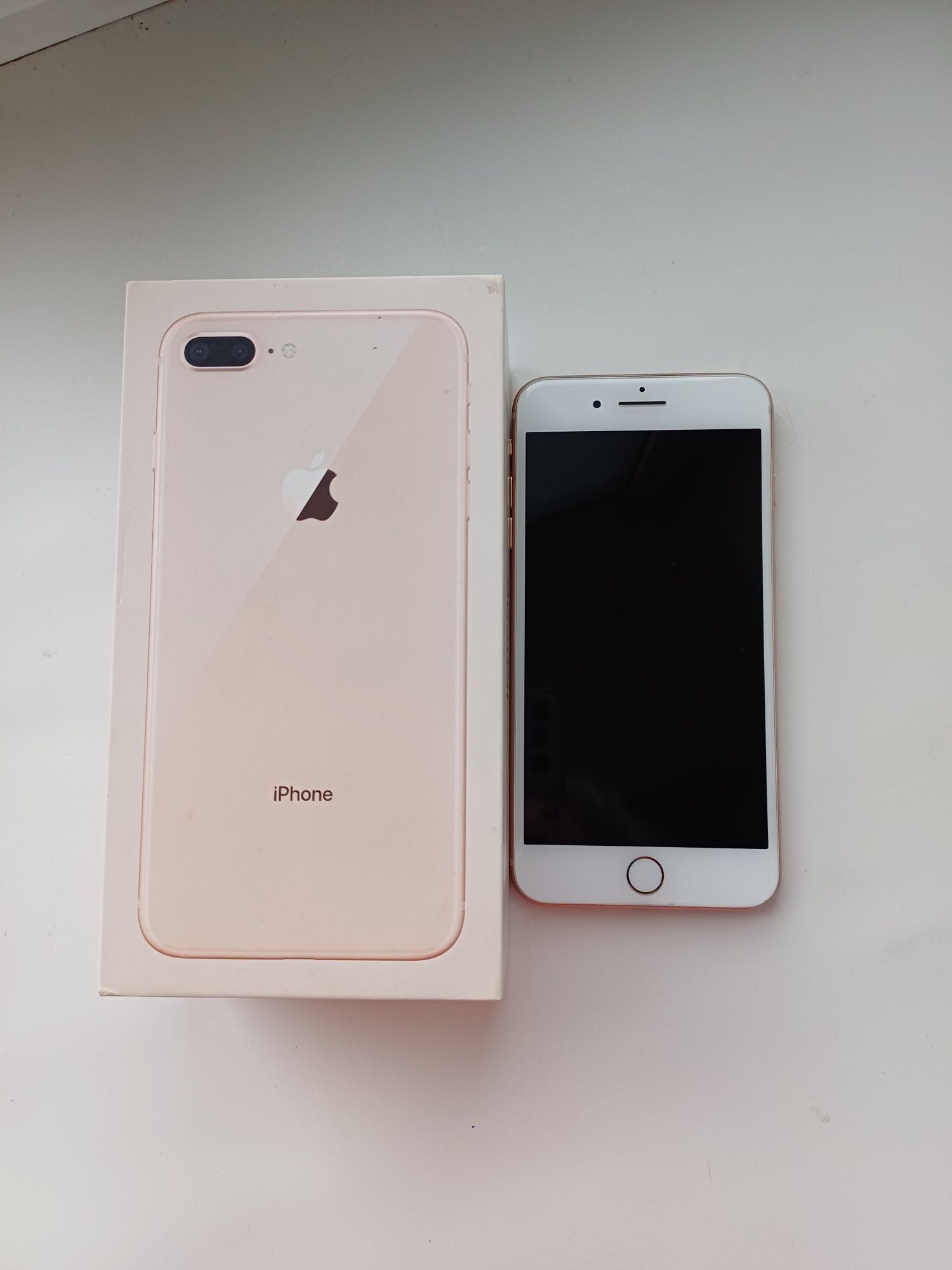 Продам Iphone 8 Plus розового цвета