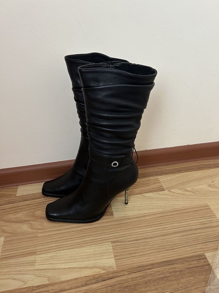 Кожанные сапоги + духи в подарок