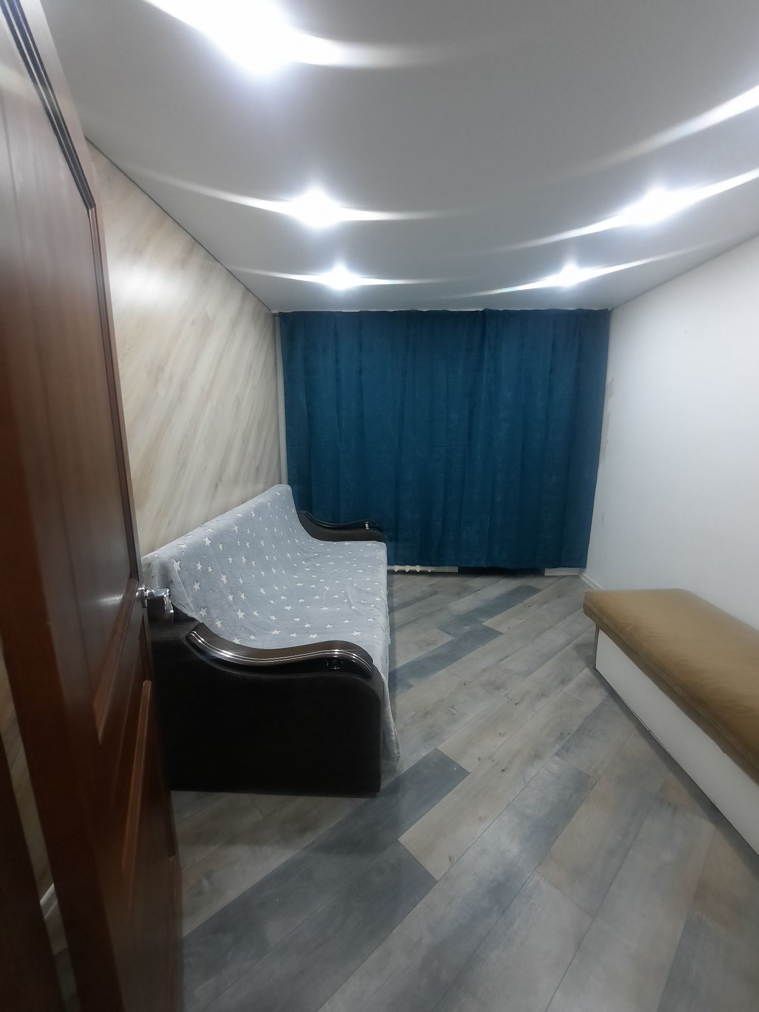 Трехкомнатная большая 65кв,по суткам