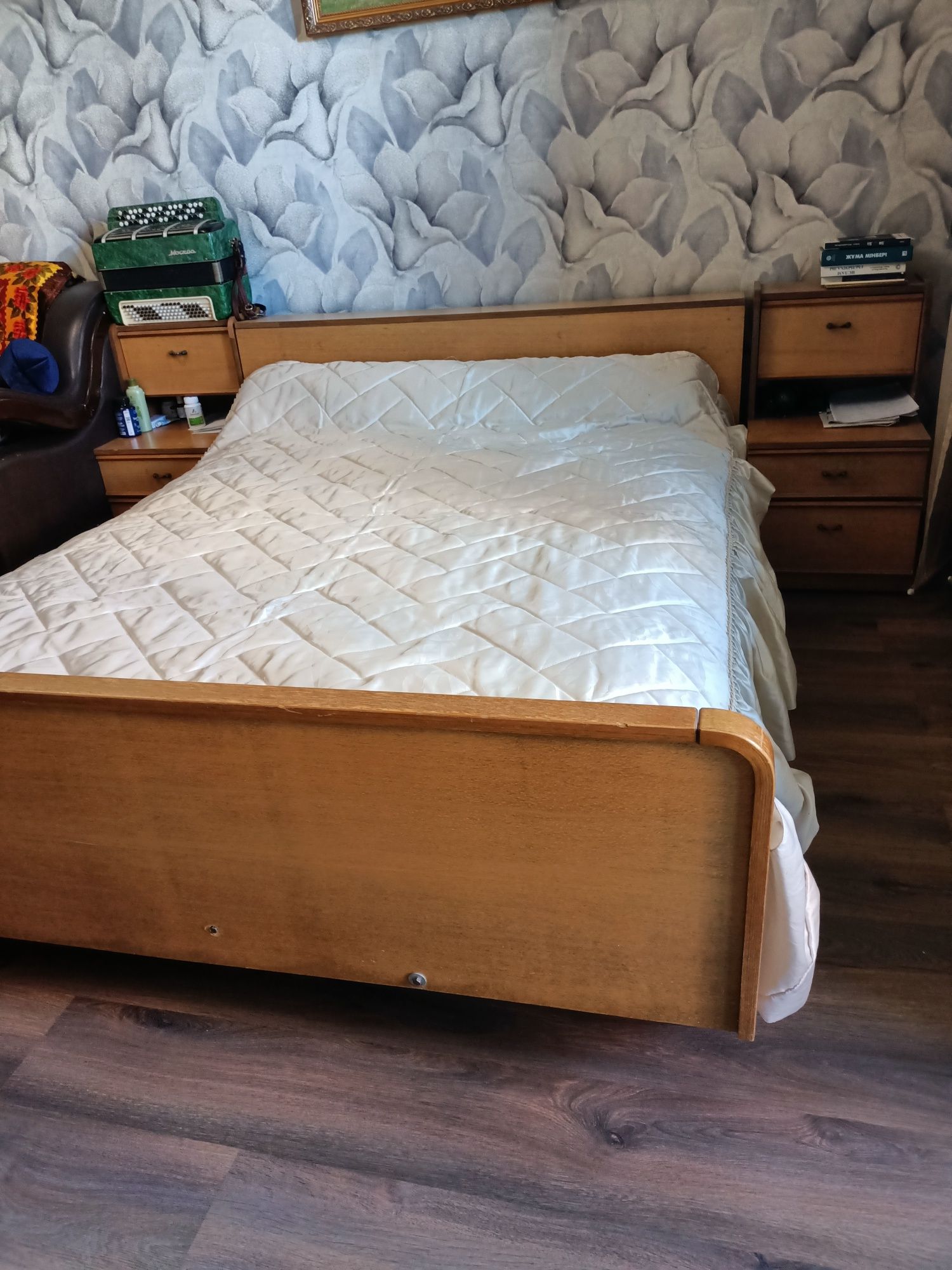 Продам весь мебель:стенка ГДР,спальный кровать+шкаф,кухонный, шкаф