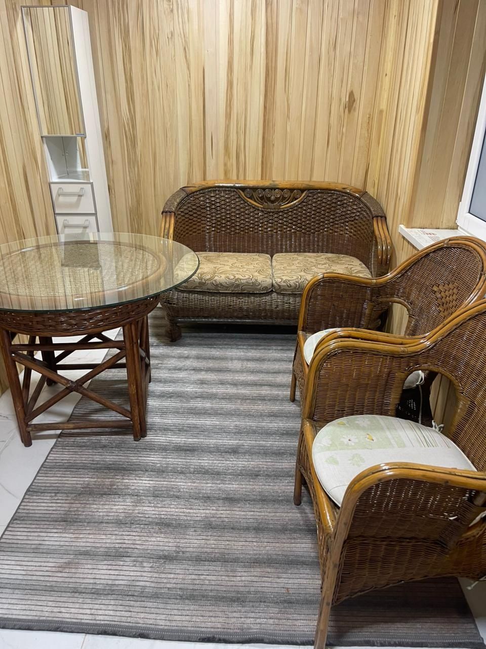 Продаётся стол, стулья,кресло