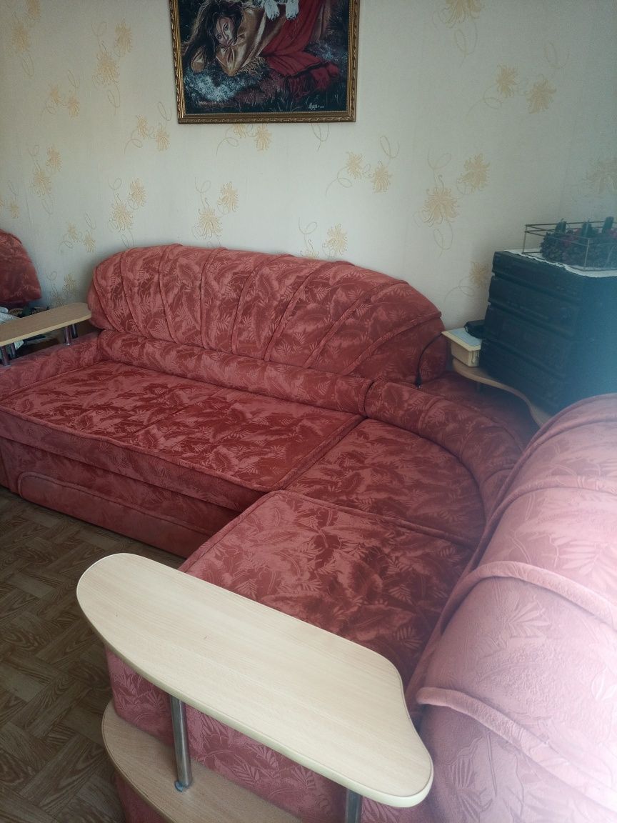 Продам угловой диван и кресло.
