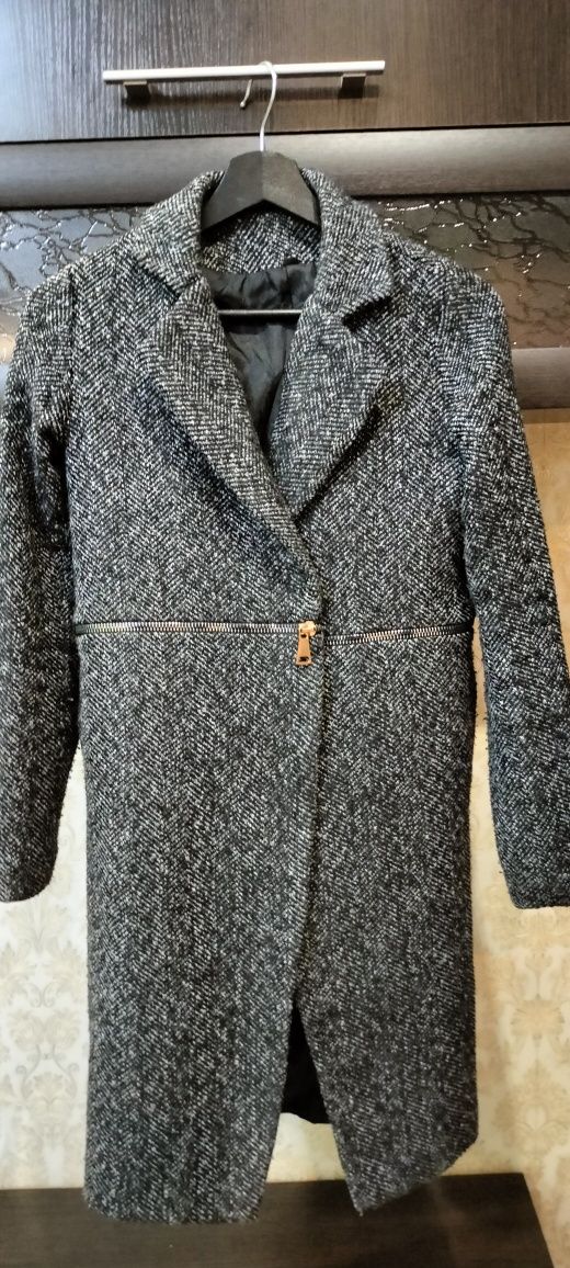Продам демизезонное модное пальто