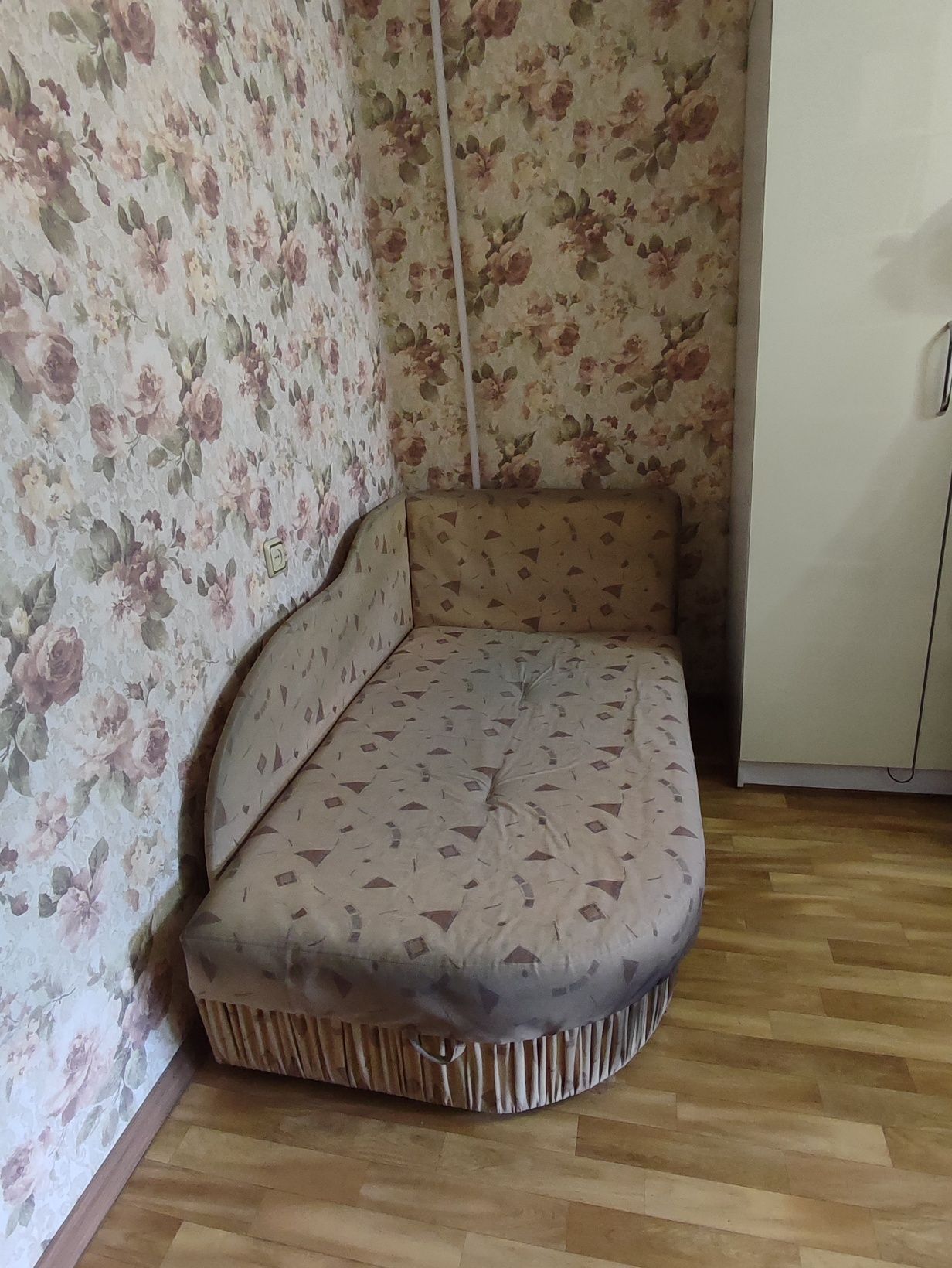 Диван - кровать с ящиком для хранения вещей