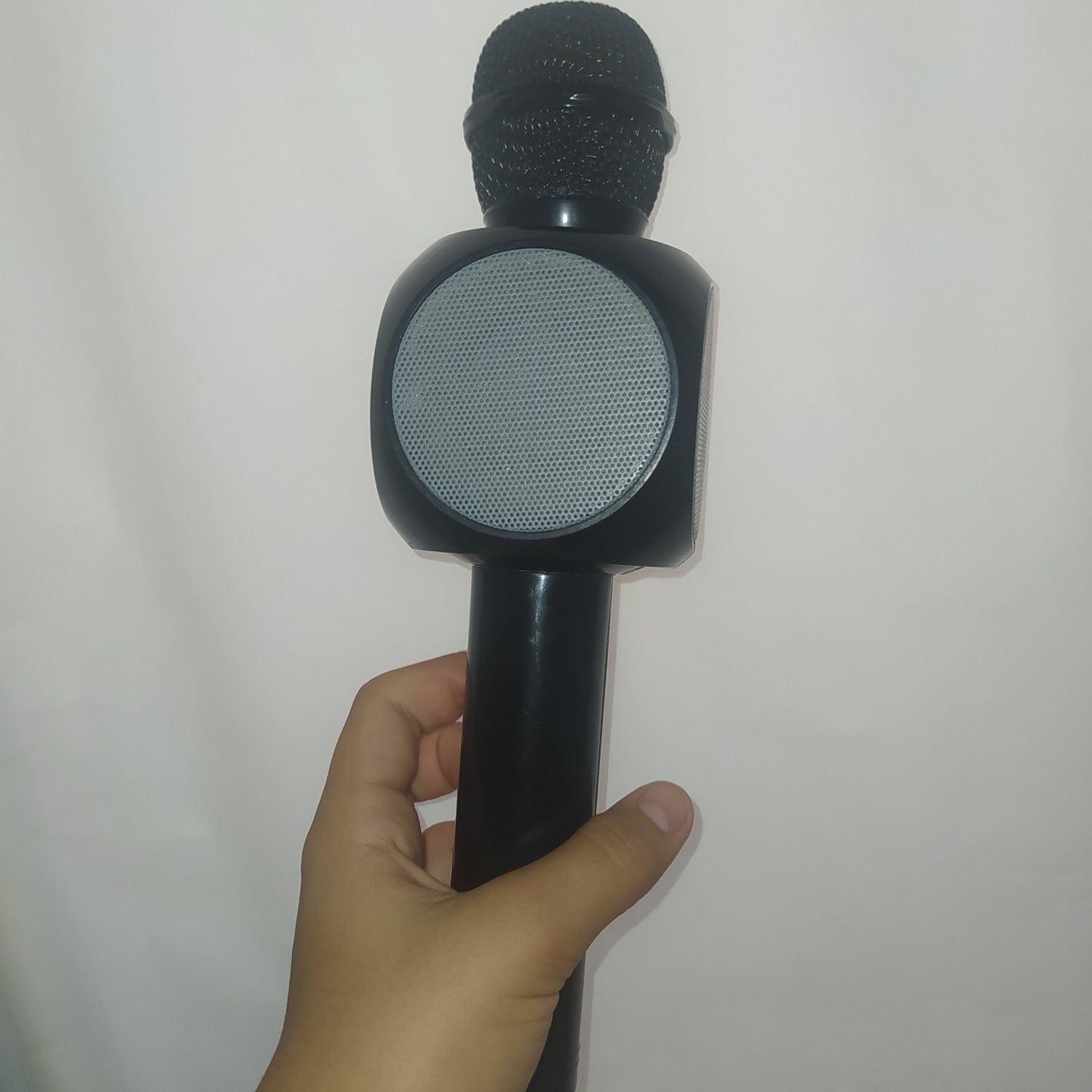 СРОЧНО!СРОЧНО!СРОЧНО! СРОЧНО!Bluetooth микрофон , имеет подсветку !