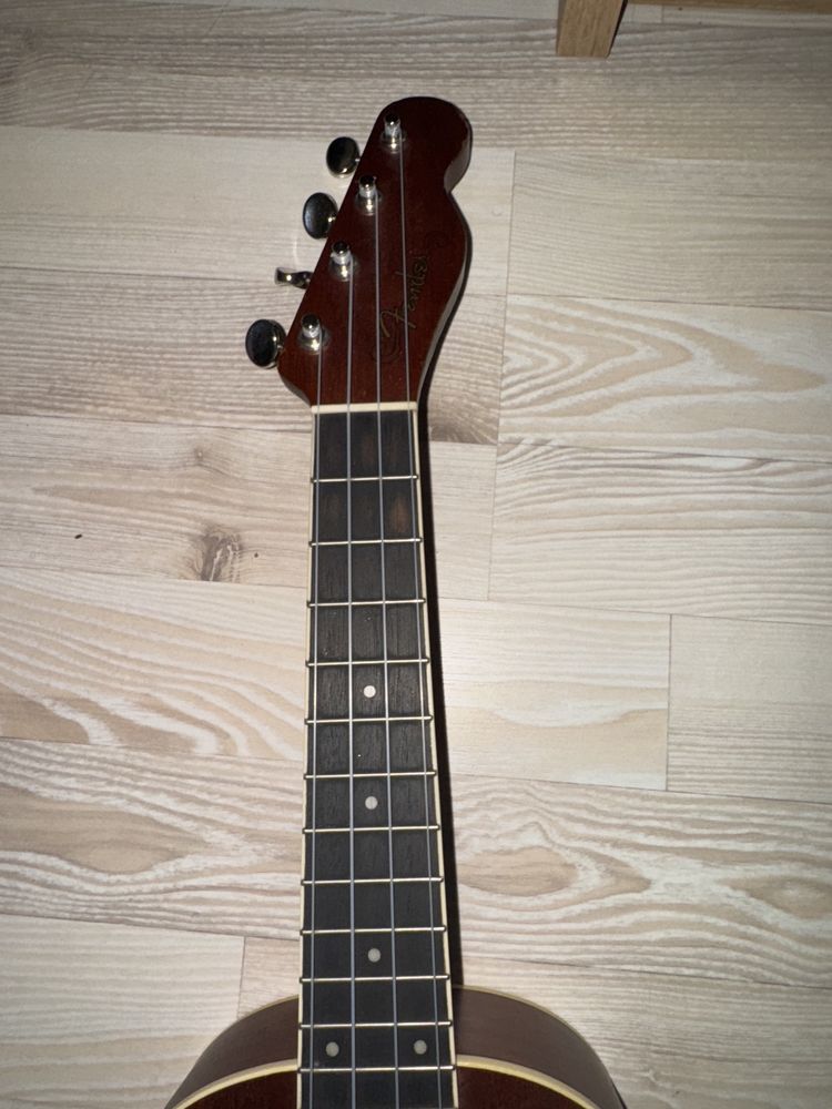 Музыкальный инструмент укулеле Fender