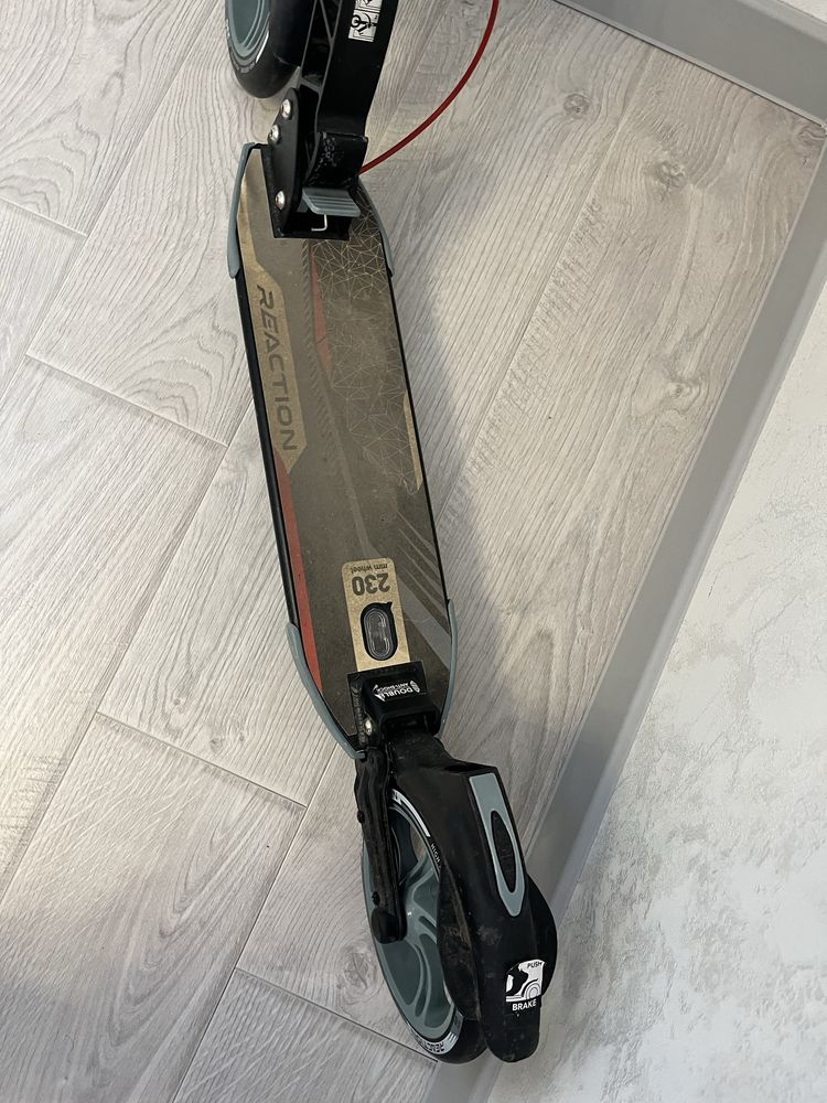 Самокат Reaction 230 mm до 100 кг складываемый