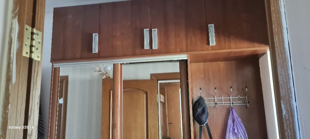 Прихожка с раздвижными зеркалами и антесолью