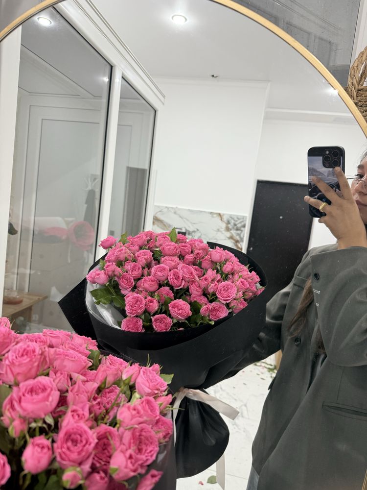 Красивый свежий букет из кустовых роз