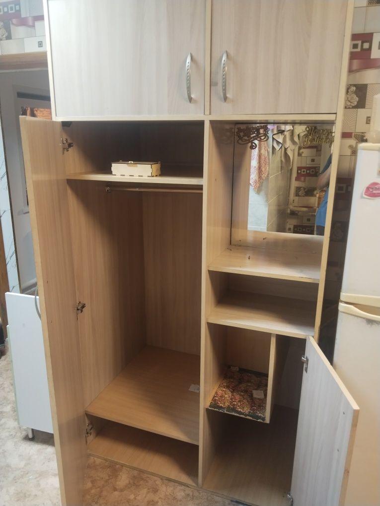 Продам Шкаф стенку "Приходая,Кухня"