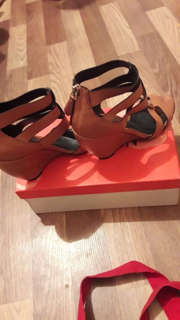 Босоножки фирмы    KENNETH COLE