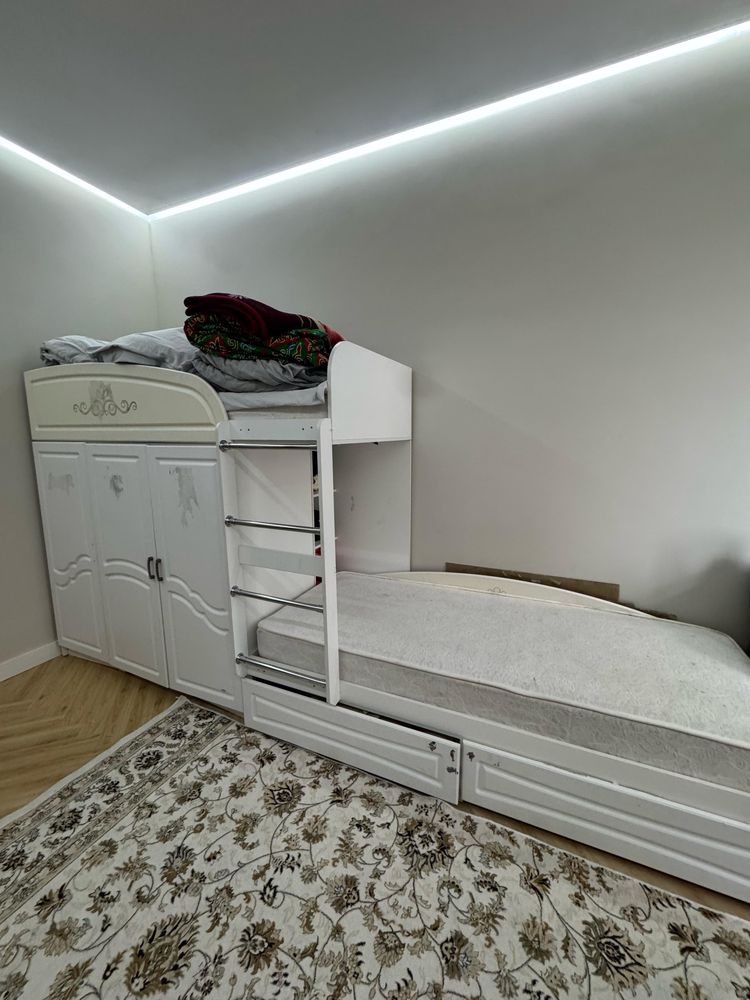 Продам двухъярусную детскую кровать со шкафом и ящиками