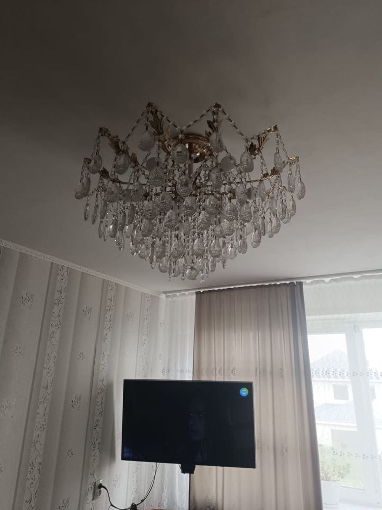 Продам красивую люстру