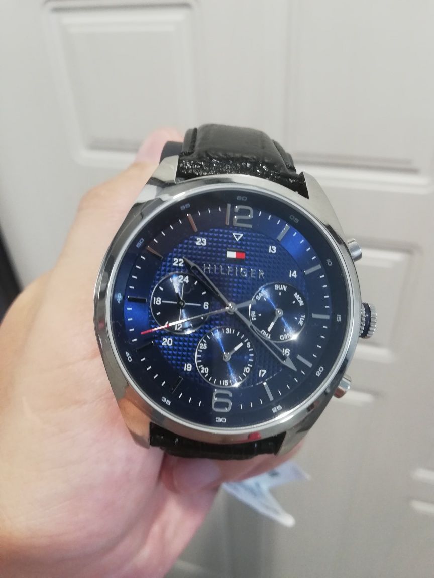 Подам часы TOMMY HILFIGER  новые