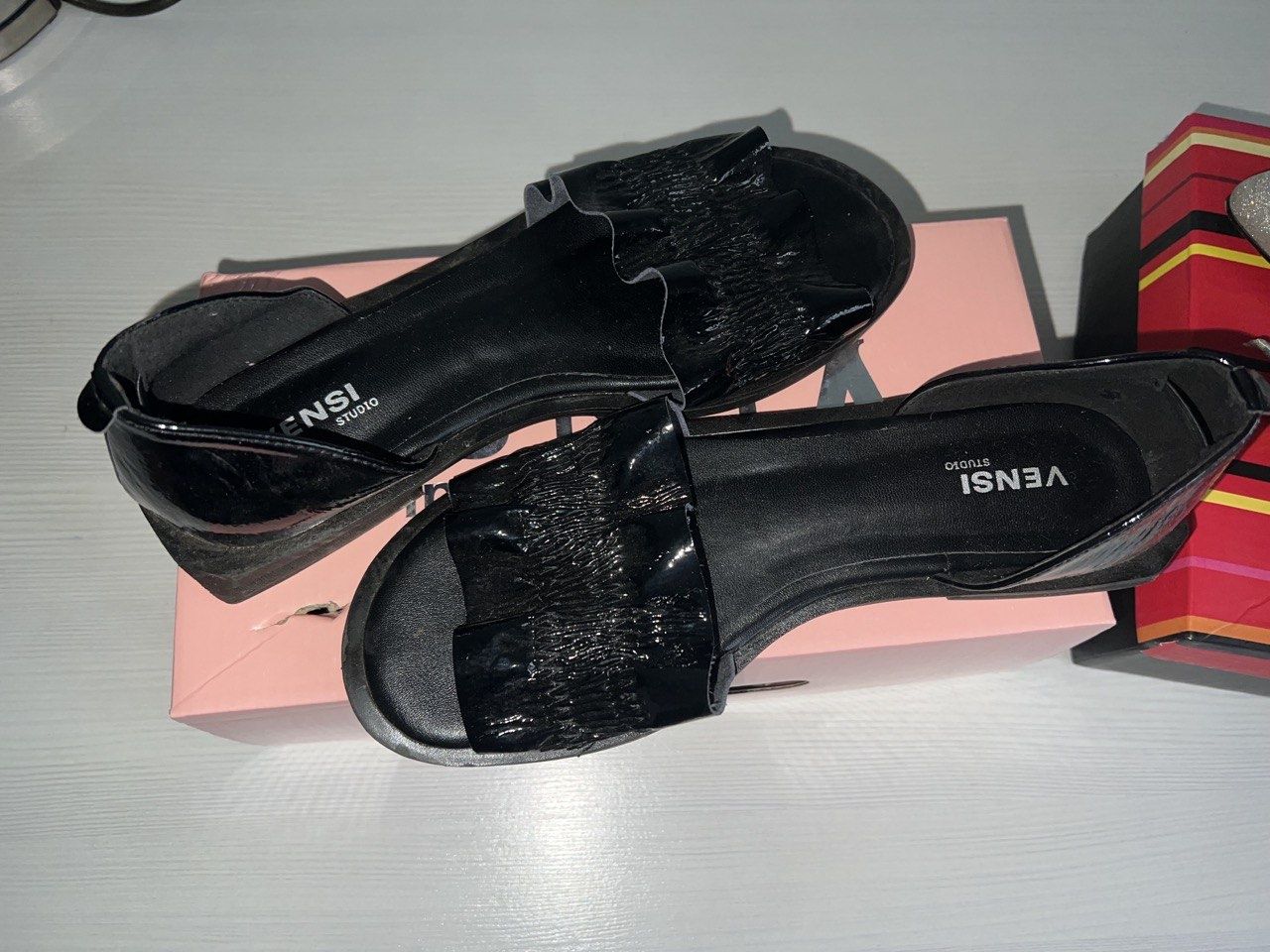 Продам платье ,  обуви летние и зимние.