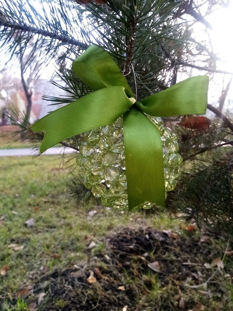 Новогоднее украшения из бусин.