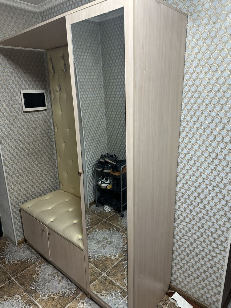 Шкаф для прихожкий в хорошем состояний