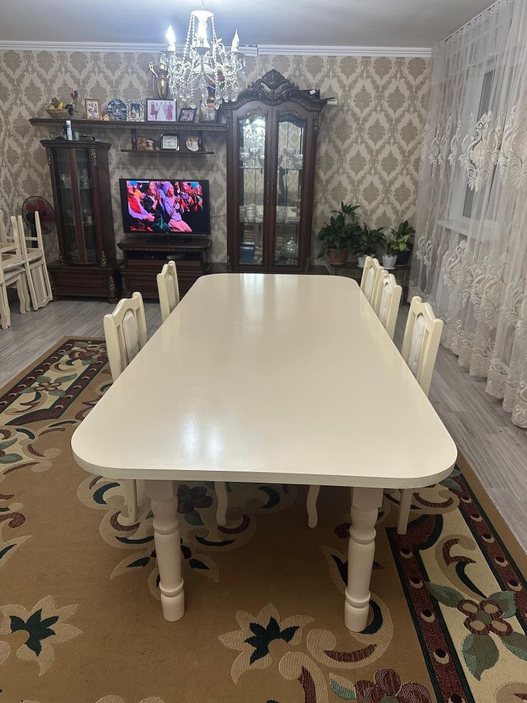 Продом стенка и стол с стульями