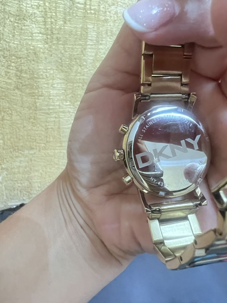 Продам часы DKNY
