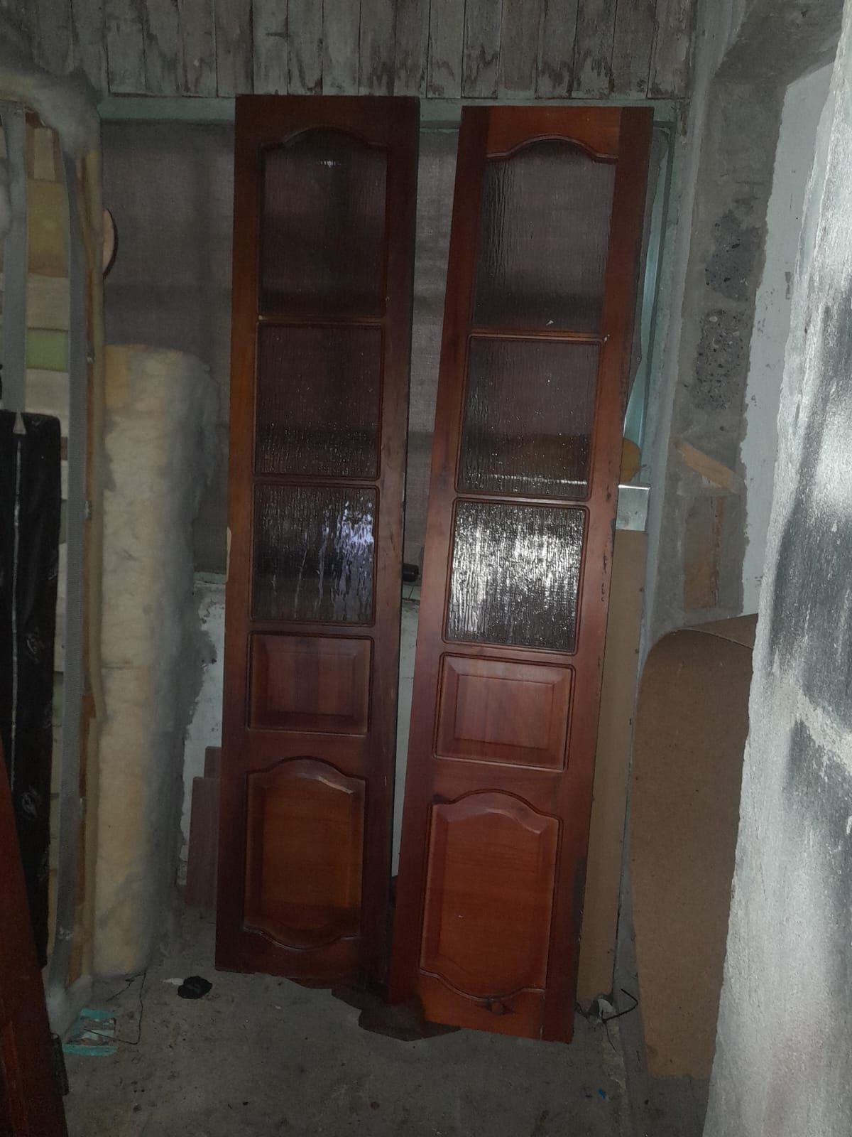 Продам деревянную витражную дверь