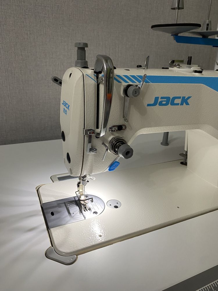 Срочно продам швейную машину Jack