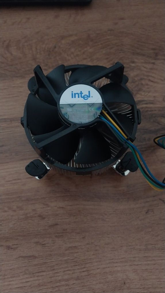 Продам кулер для процессоров intel