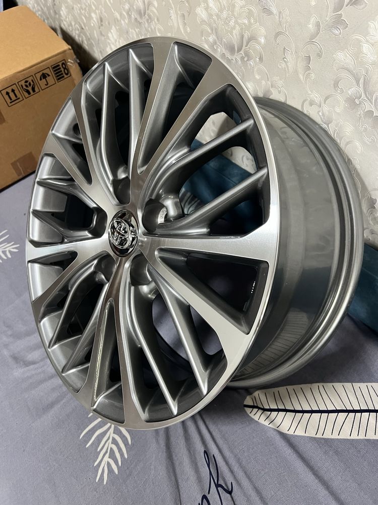 Продам новый литой диск R17 на Камри 70