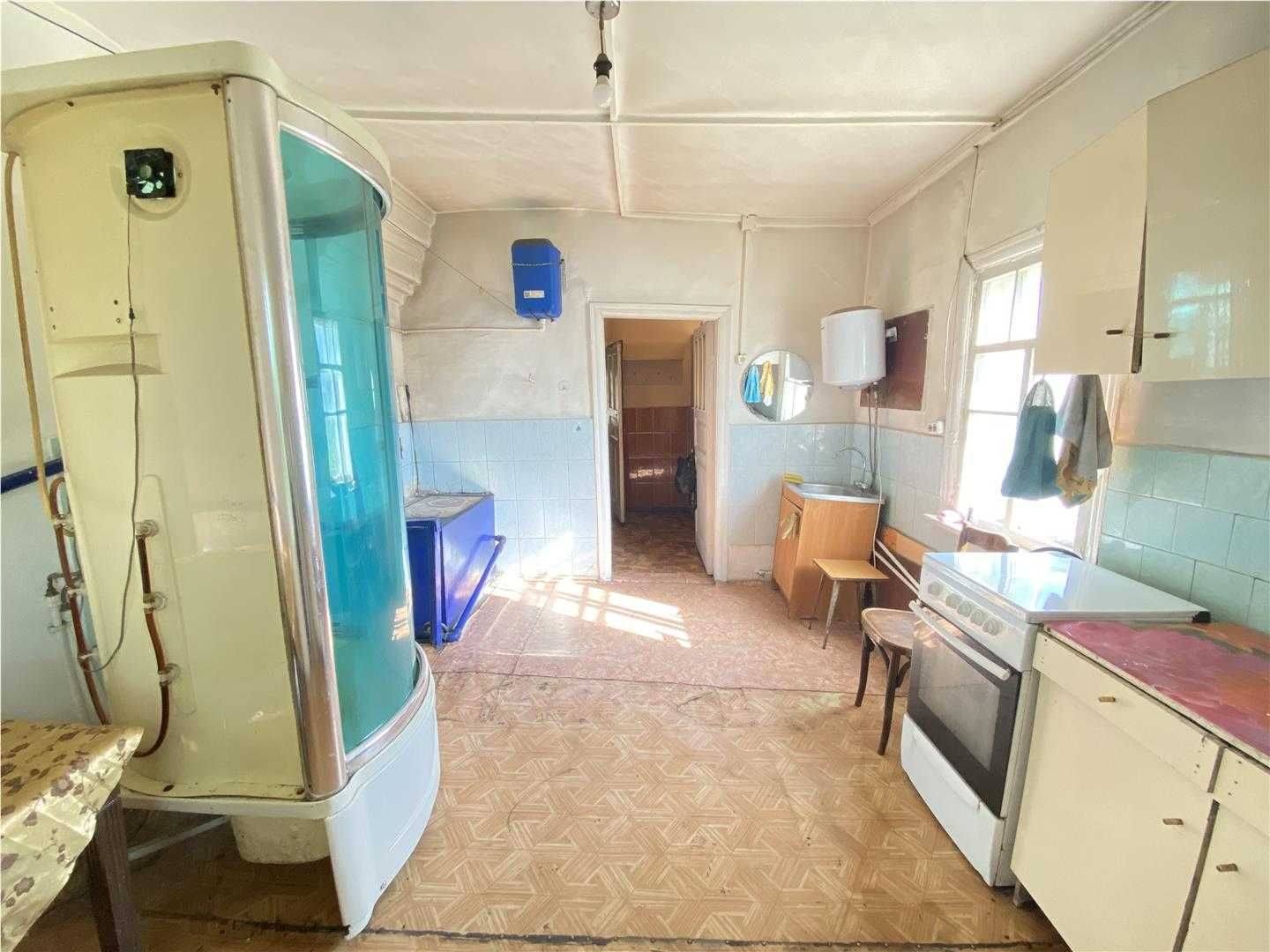 Продается отдельно стоящий дом в центре Пришахтинска (район роддома)