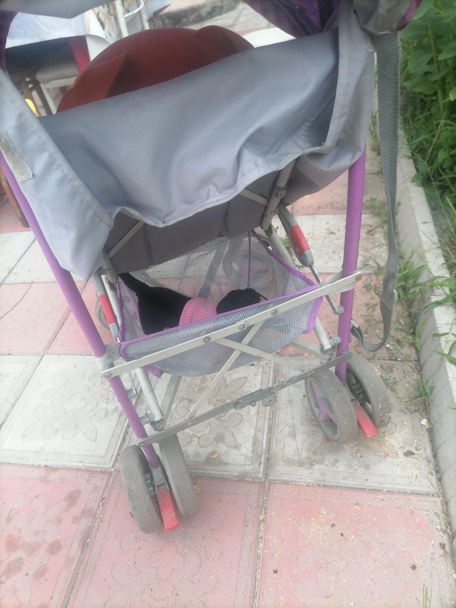 Продам детскую складную коляску, очень удобная.