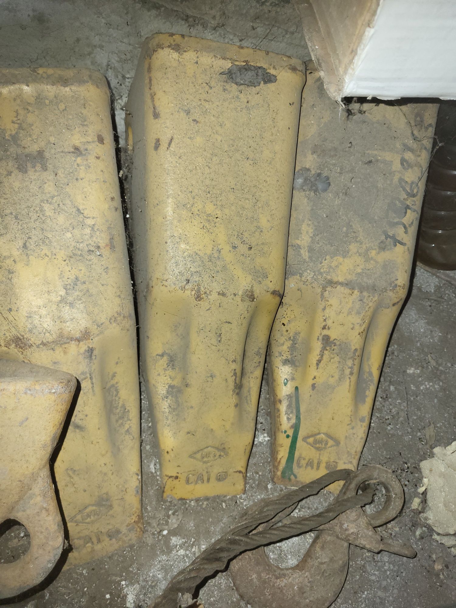 Продам зубья и нажы на Cat D10T