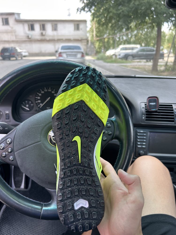 Продам сороконожки Nike mercurial