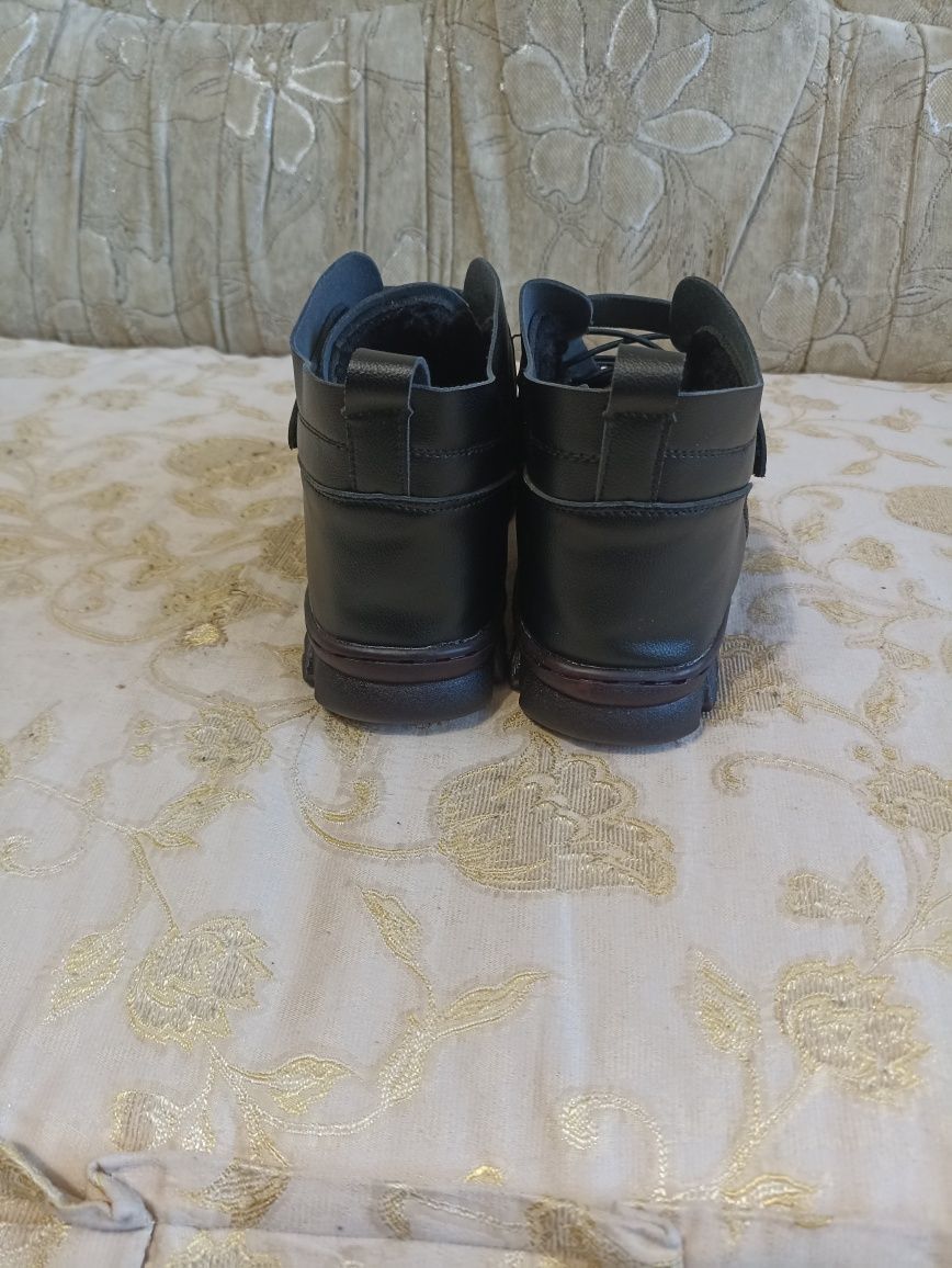 Продам женские  ботинки димесезонные с мехом