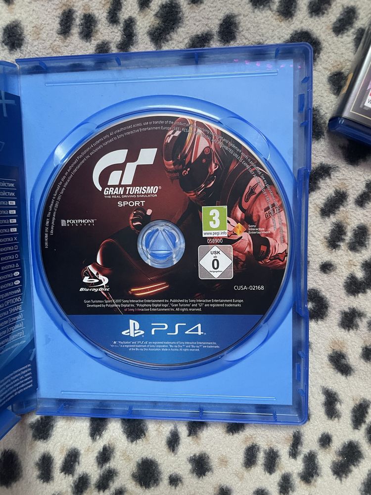 PlayStation 4 в хорошем состоянии две игры в подарок один джойстик