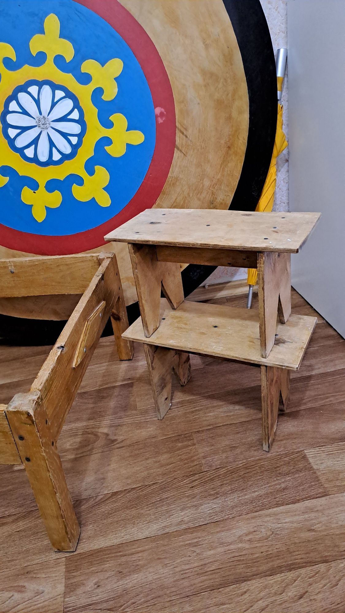 Деревянный, круглый стол