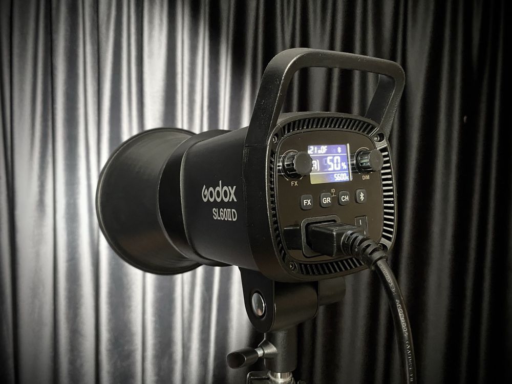 Светодиодный световой прибор Godox SL60IID. Прожектор