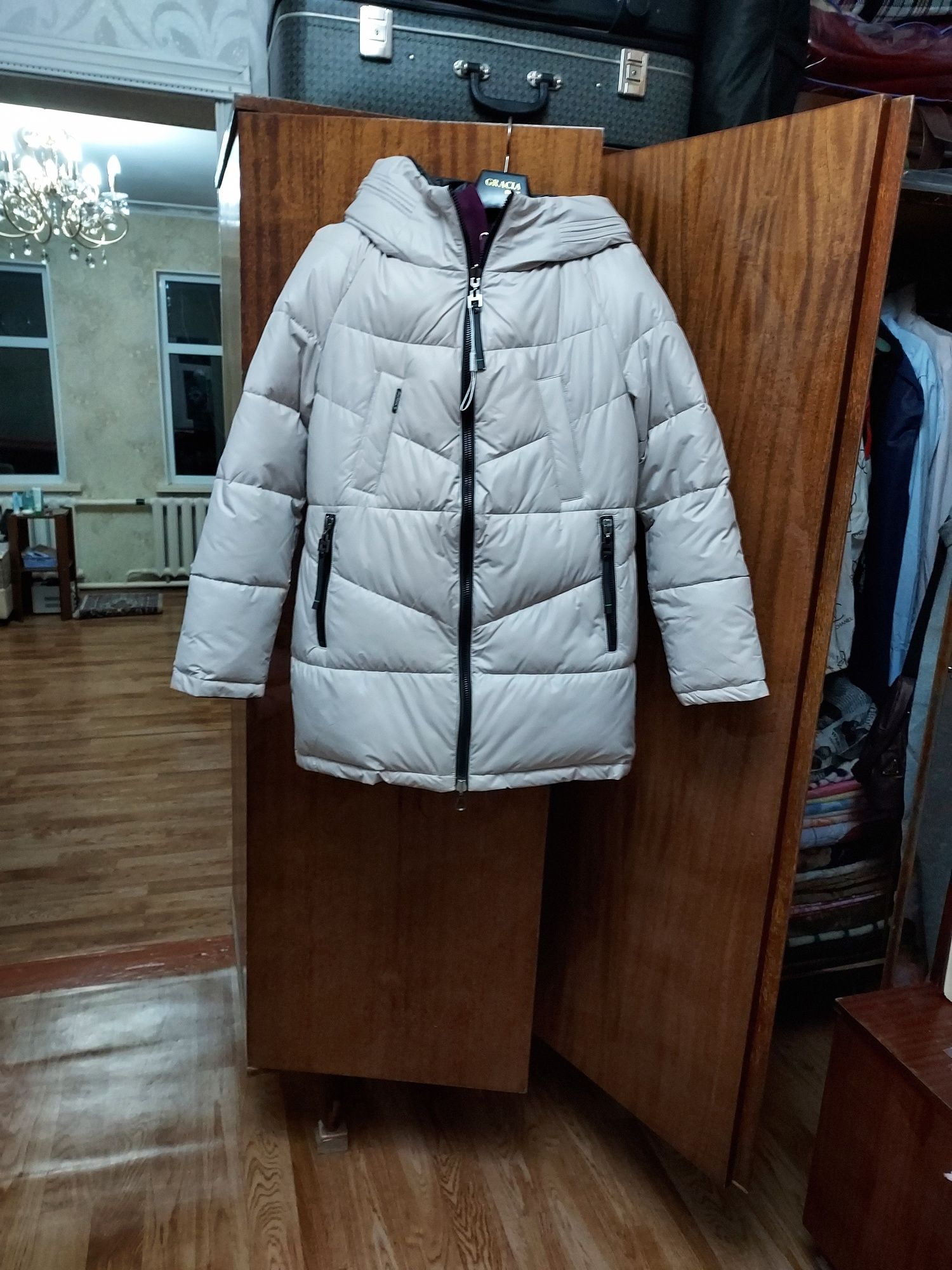 Продам женскую куртку новую