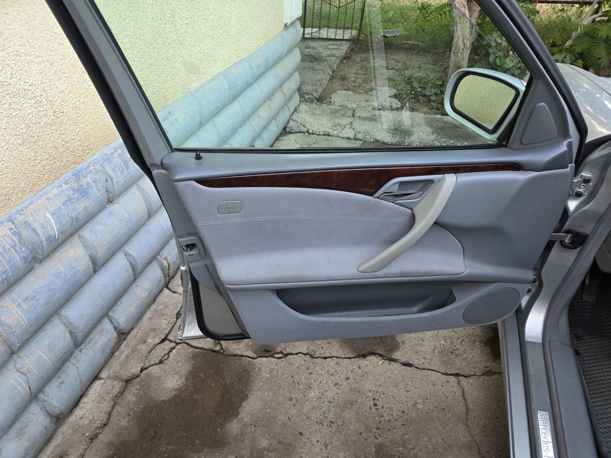 Салон Mercedes benz 210