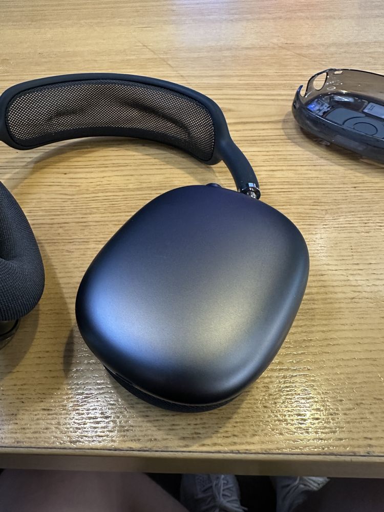 Airpods Max в защите, с коробкой