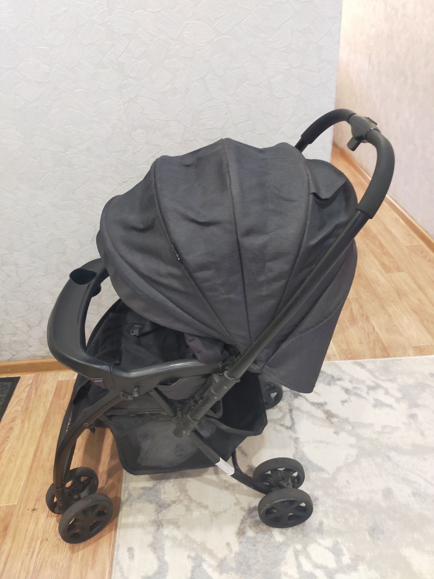 Продается прогулочная коляска.