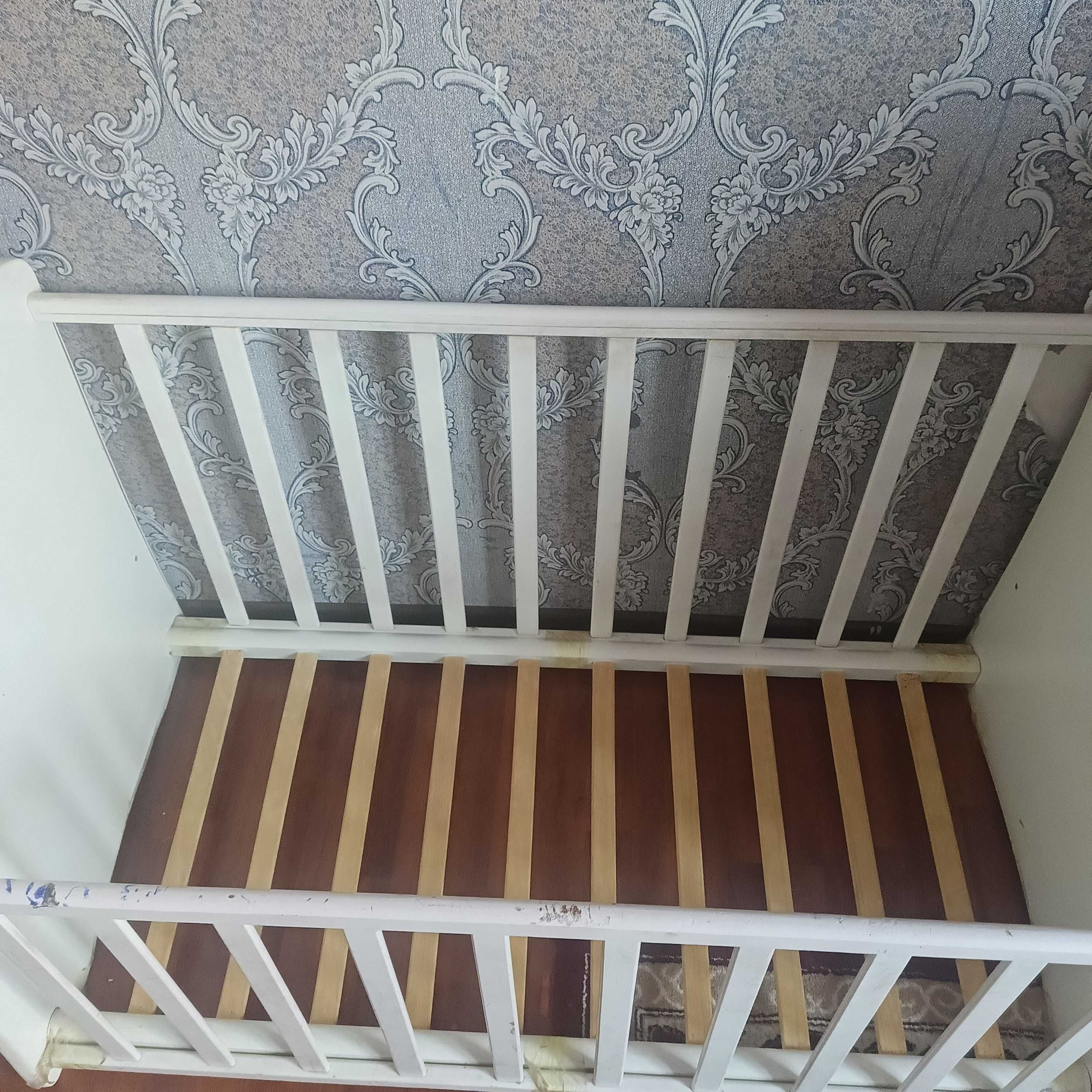 Продам детский кроват+манеж (матрас в подарок) срочно. Торг. уместен.