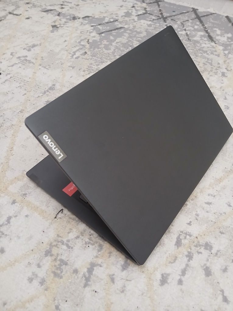 Почти новая 4месяц ноутбук Lenovo ssd+hdd 1TB