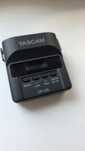 Диктофон с петличным микрофоном Tascam DR- 10.
