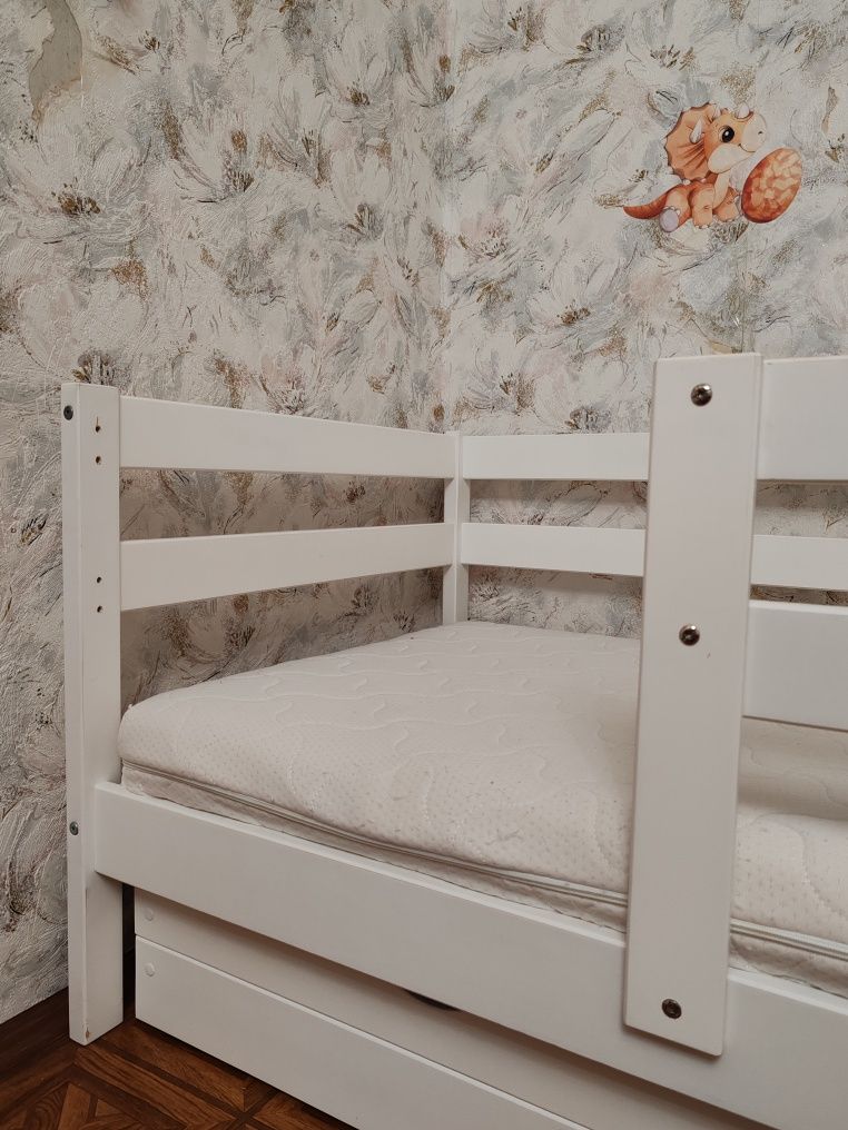 Продам детскую кровать 160*80