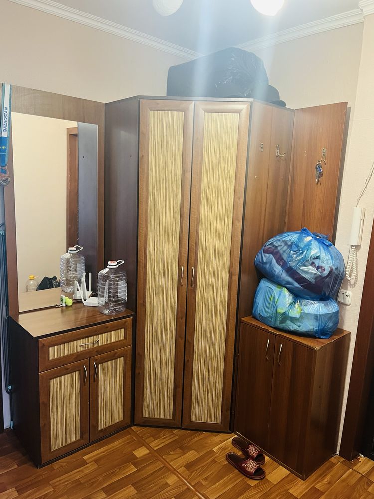 Продаеться шкаф угловой