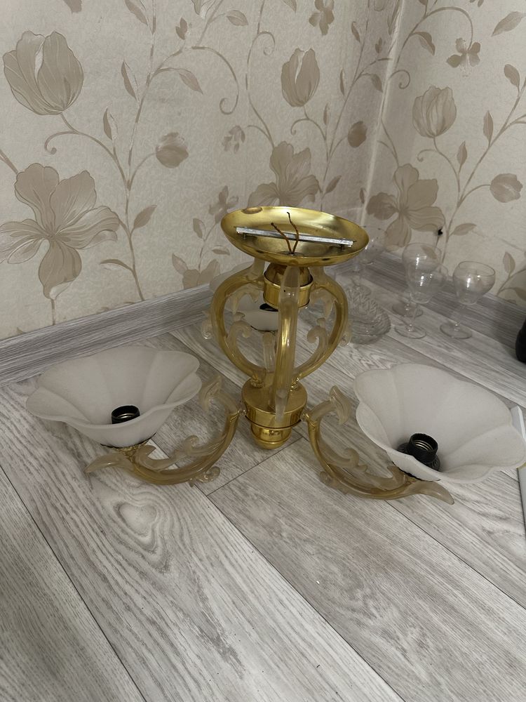 Продаю люстру трехрожковую