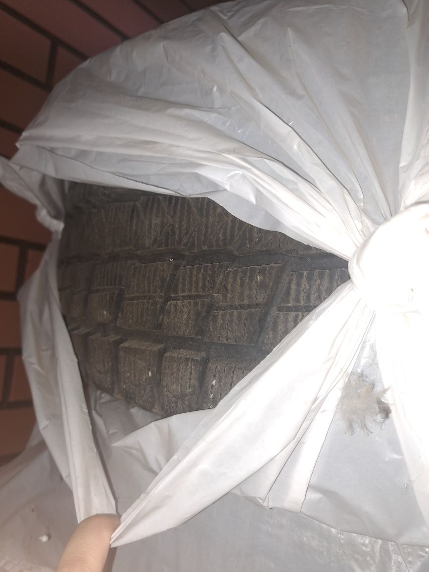 Продам зимний комплект резины