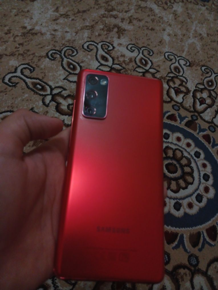 SAMSUNG S20 FE в идеалным состаянием в экране есть  маленкии трещина