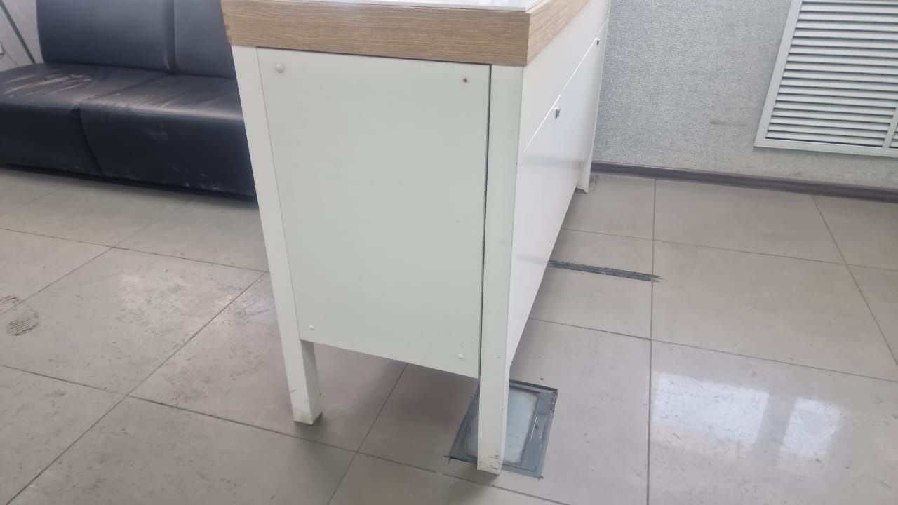 Стол для выкладки товара, можно использовать в качестве шкафа